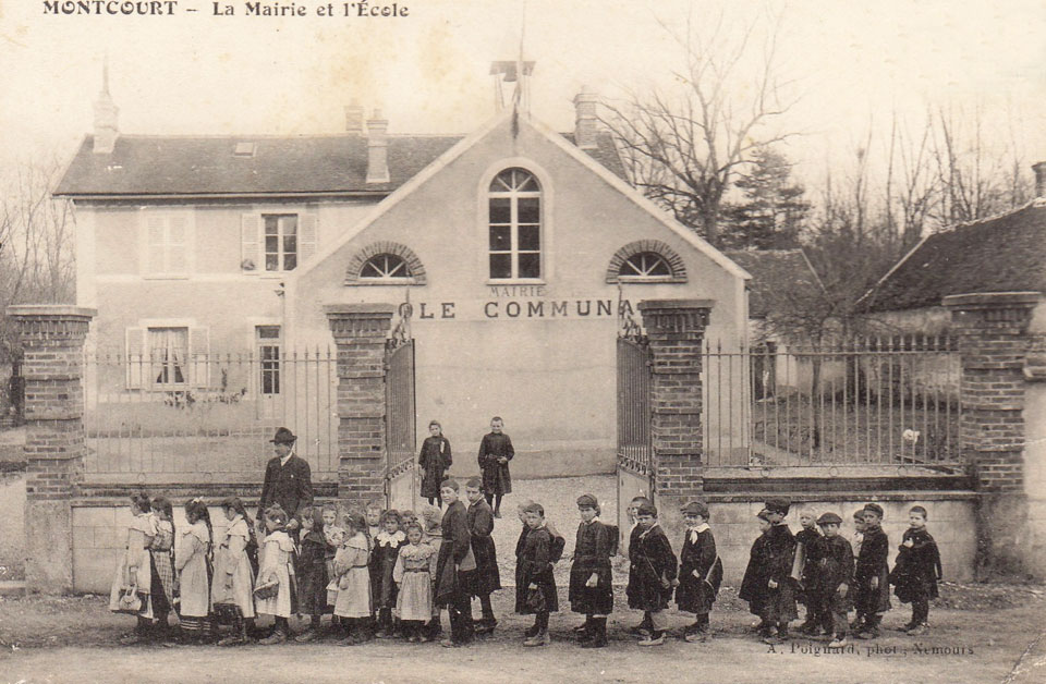 Mairie Ecole communale de Montcourt-Fromonville vers 1910