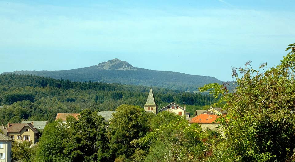 Le Chambon-sur-Lignon Au fond le pic du Lizieux (1386 m)