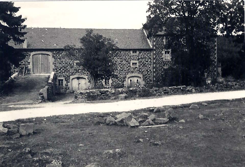 la maison de ma tante Edith Léa ROYER et de mon oncle Elie DOLMAZON à Les Vastres Les Pennes en décembre 1961