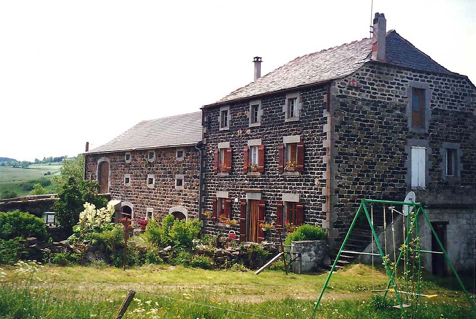 la maison de ma tante Edith Léa ROYER et de mon oncle Elie DOLMAZON à Les Vastres Les Pennes en juin 2001