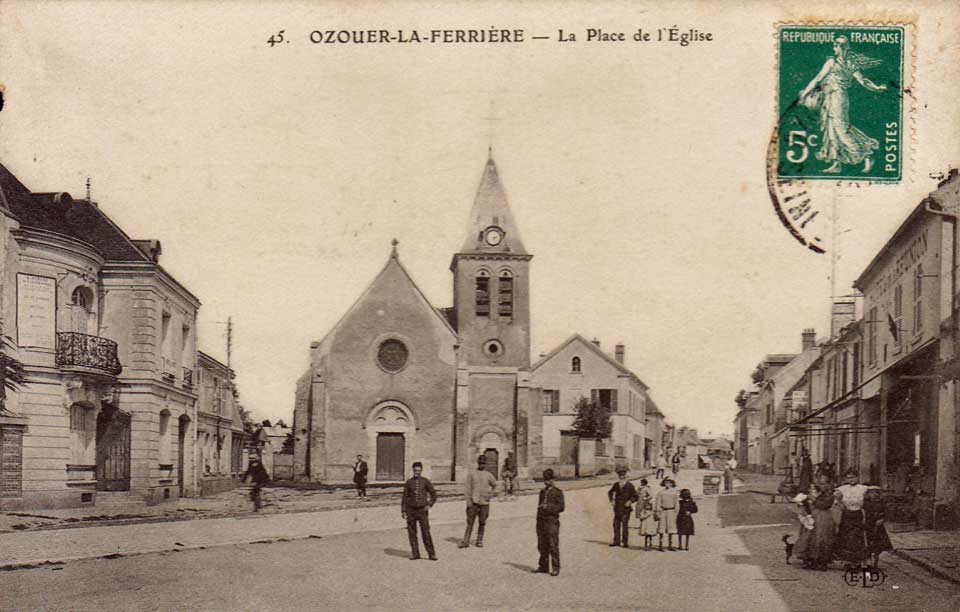 0zouer-la-Ferrière La Place de l'Eglise