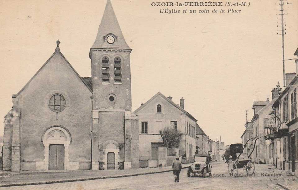 0zoir-la-Ferrière L'Eglise et un coin de la place