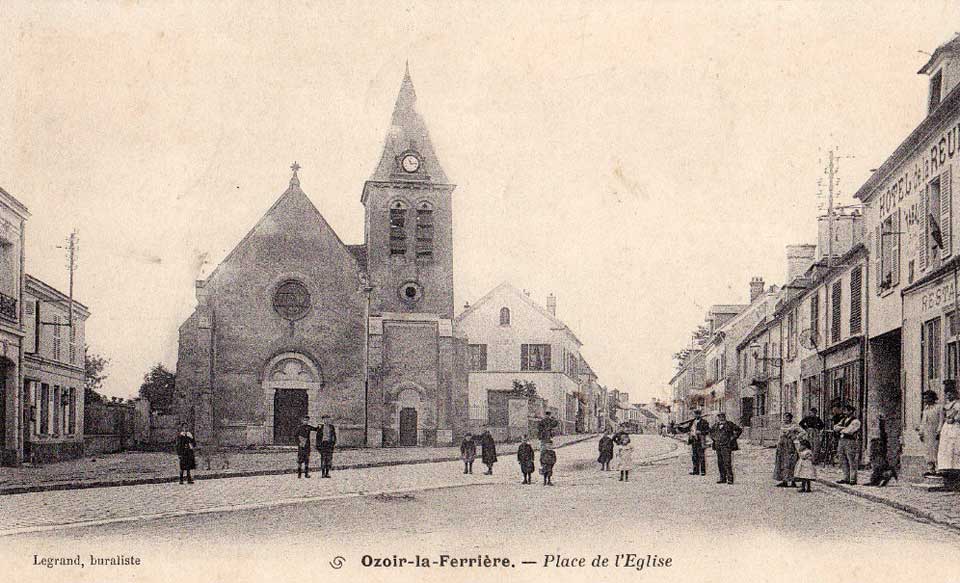 0zoir-la-Ferrière Place de l'Eglise