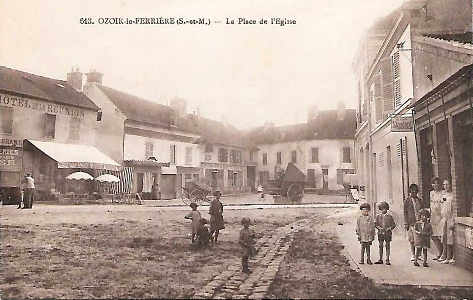 0zoir-la-Ferrière La Place de l'Eglise