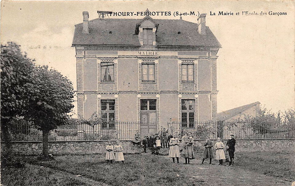 La Mairie et L'Ecole de Garçons de Thoury-Ferrottes