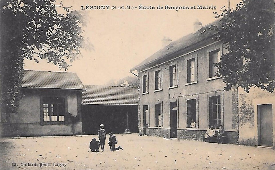 école de garçons et mairie de Lésigny