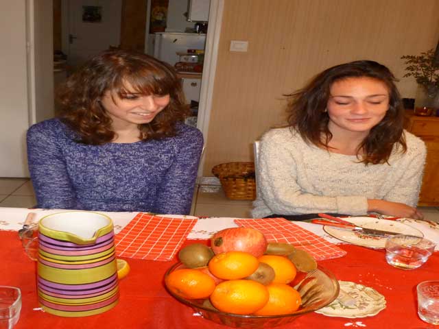 Justine et Karine au repas de Nol : aprs