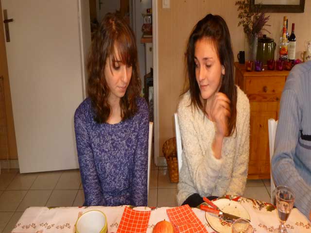 Justine et Karine au repas de Nol : avant