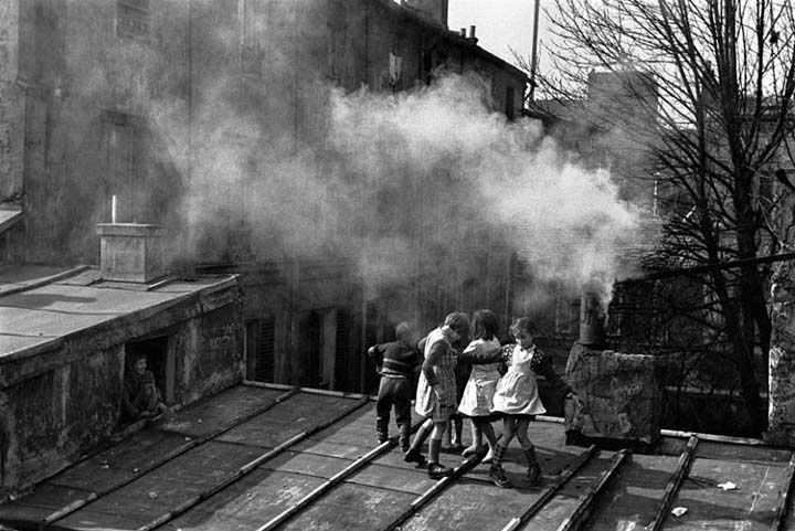 Enfants jouant sur un toit à Ménilmontant 1952