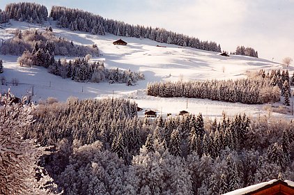 ( Le chalet  mi-pente du Mt-Lachat, en hiver )