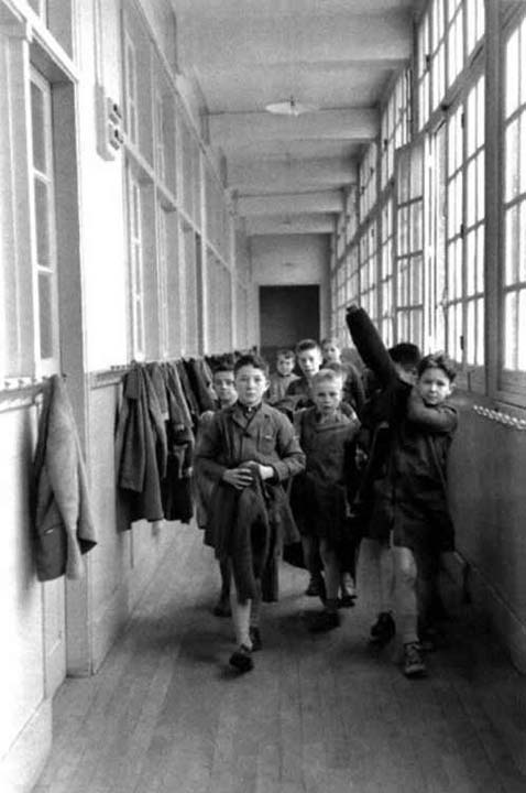 Les couloirs de l'école primaire (1956)
