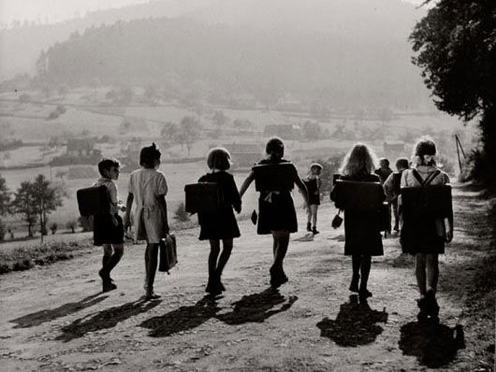 Ecoliers sur la route de Wangenbourg Alsace (1945)