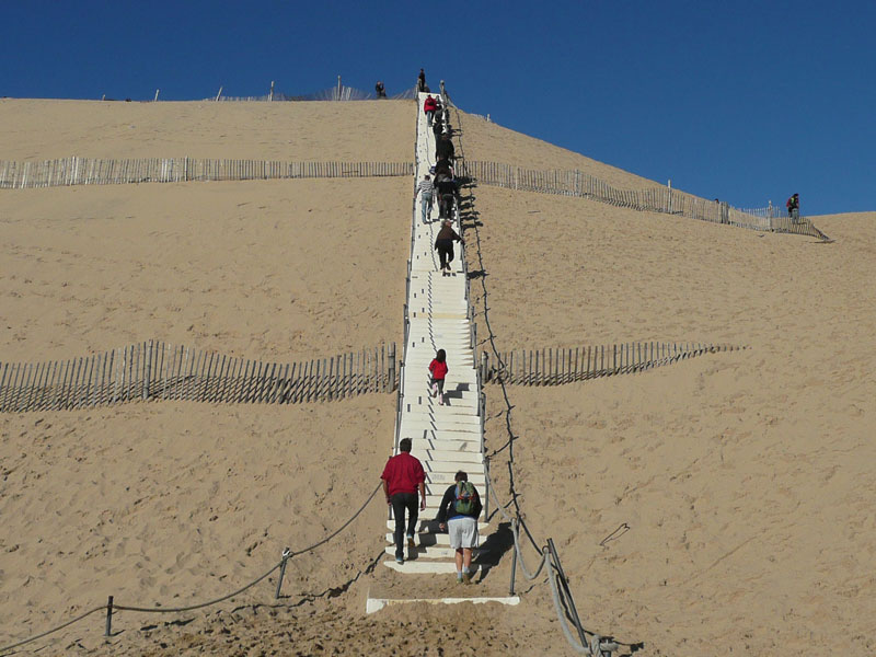 Fernande au pied de l'escalier