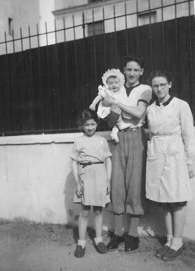 Fernande, Antoine et Jeanine - Antoine porte dans ses bras le bb de ma soeur Edda