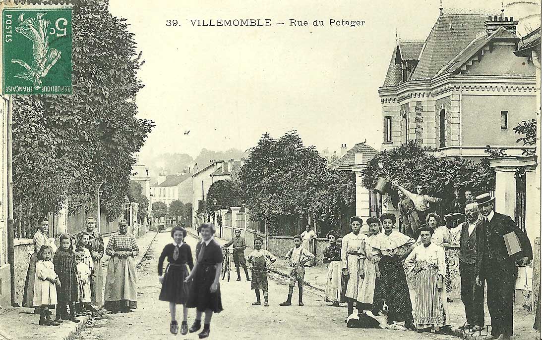 Fernande et Jeanine au milieu de la rue du Potager