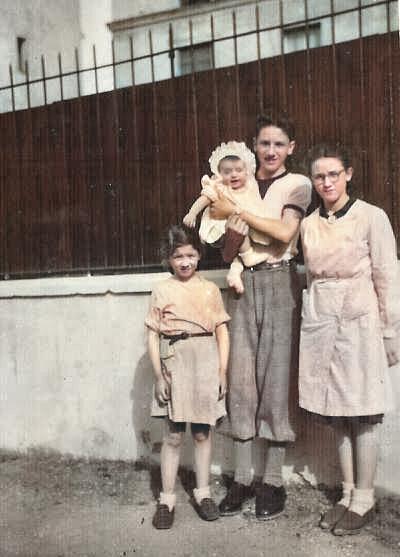 Fernande, Antoine et Jeanine - Antoine porte dans ses bras le bb de ma soeur Edda - colorise