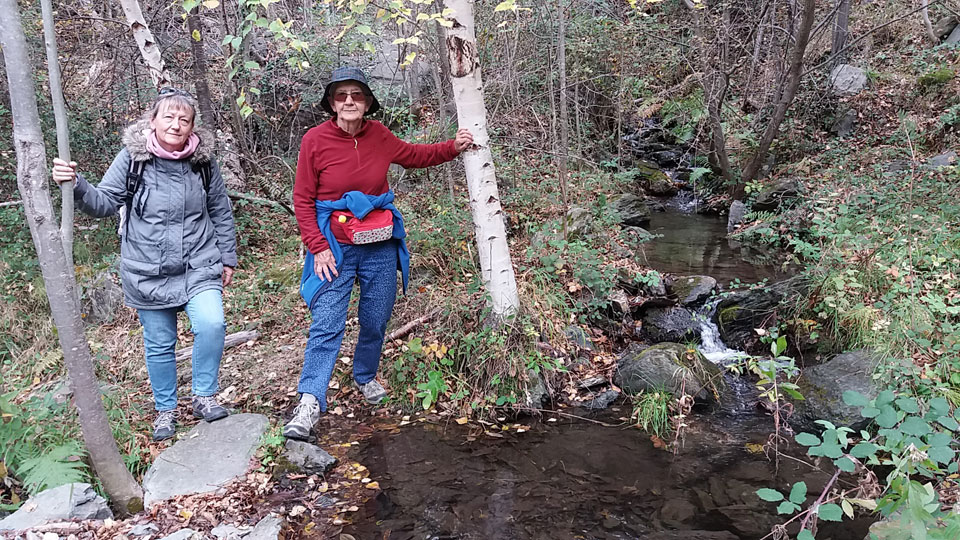 Pascale et Fernande sur le sentier du Chemin de Ronde 