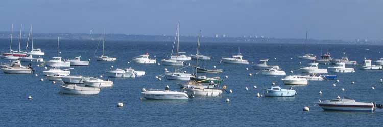 Bateaux blancs sur la mer bleue