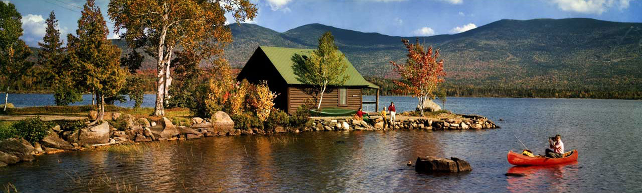 Lakeside cottage and canoe, Saddleback Lake, Maine (Cabane et cano au bord de Saddleback Lake, Maine) - 1968 - Herbert Archer