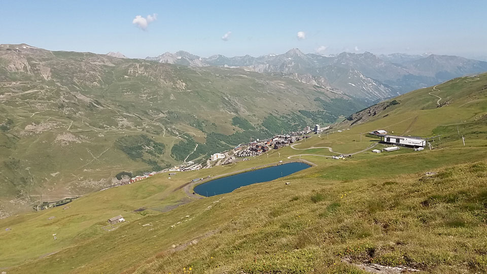 Le lac et Les Ménuires