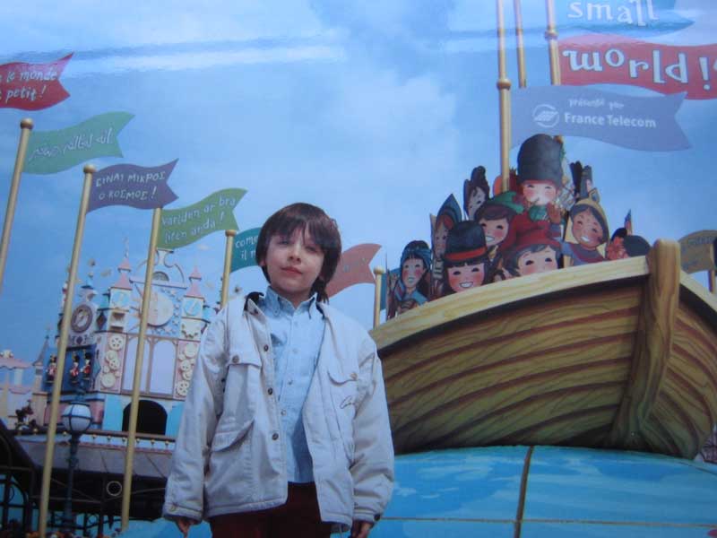 J'ai 6 ans et je visite  DisneyLand l'attraction It's a small world... LUDVIK  ;-))