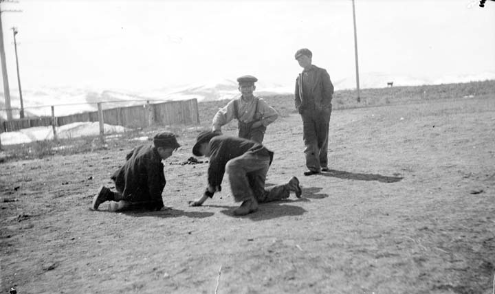 Le gang de Bert joue aux billes 1912