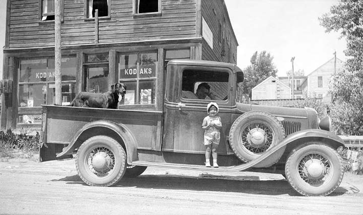 Carol Kuntzman et son père devant le studio 1933