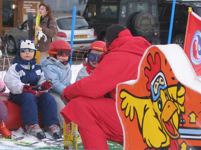 Lucas fait la pause au goter de l'cole de ski