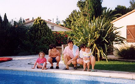 ( La famille devant la piscine )