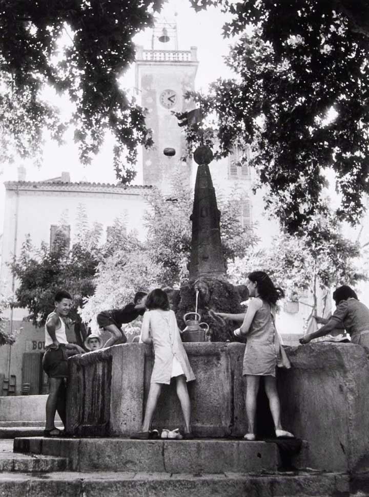 Conversation à la fontaine Signes Var 1957