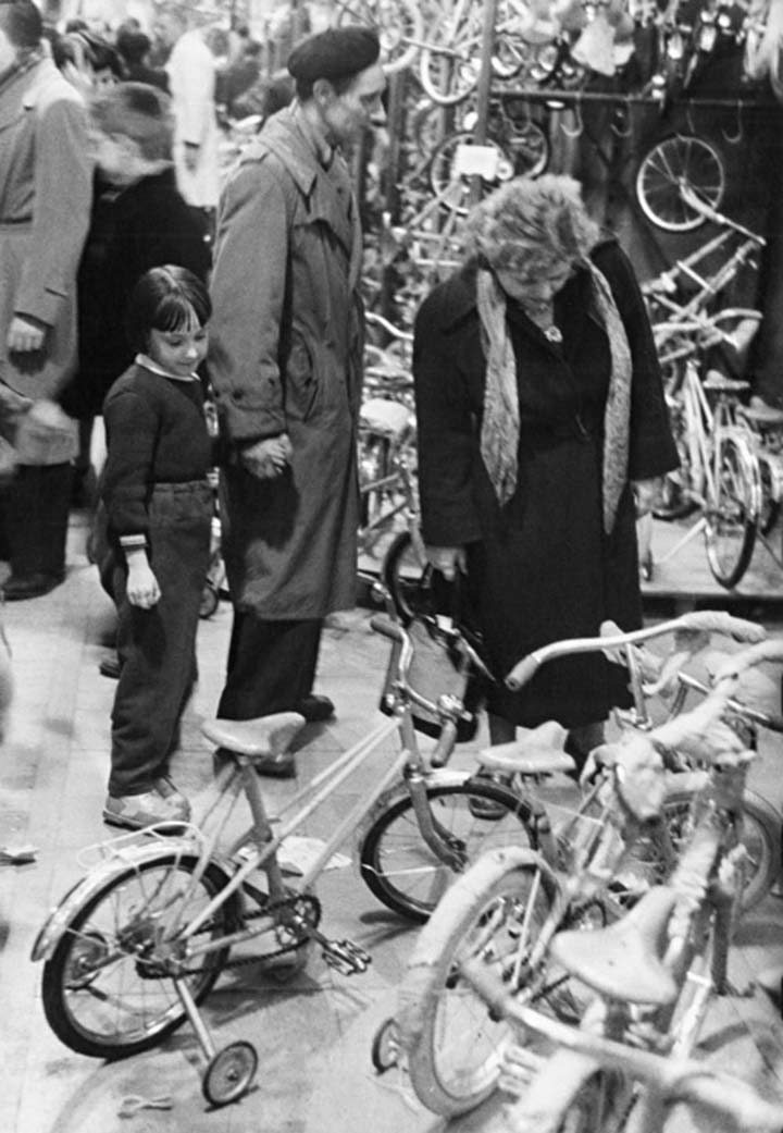 Galeries Lafayette au moment de Noël La bicyclette 1954