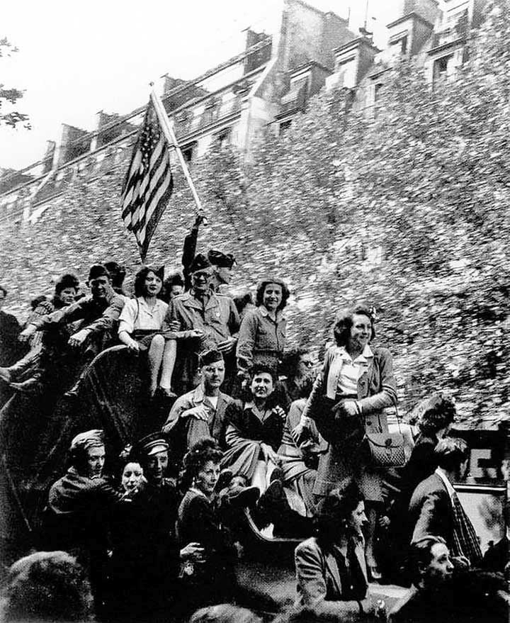 Le jour V 8 mai 1945 sur les Grands Boulevards à Paris