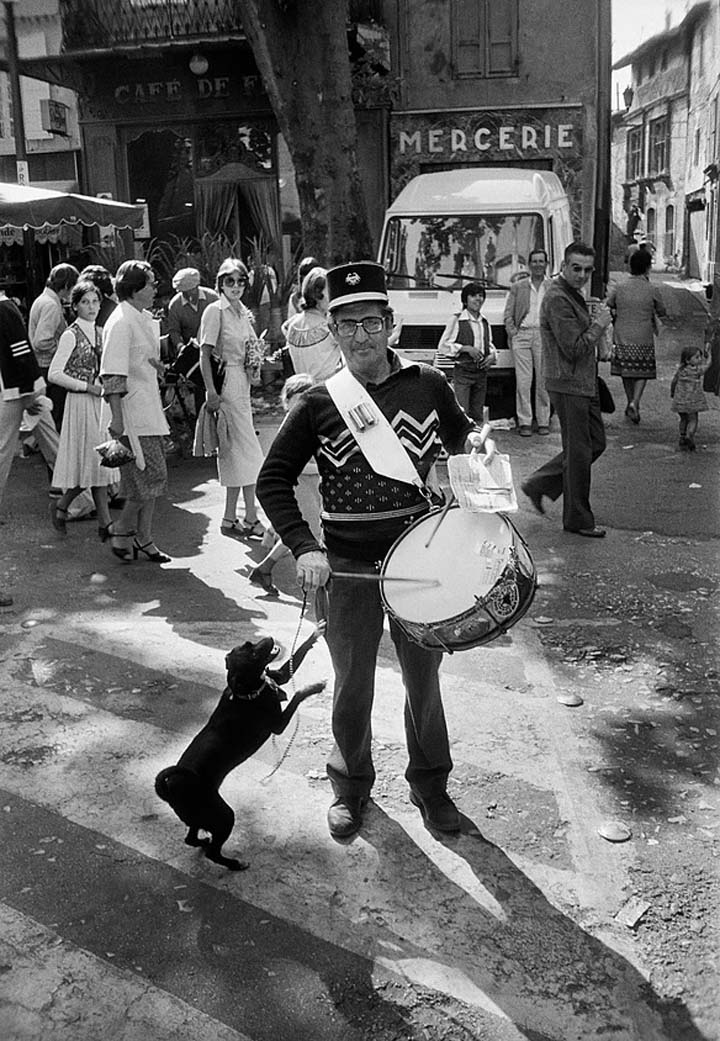 Le tambour de ville un jour de marché L'Isle-sur-la-Sorgue Vaucluse 1955