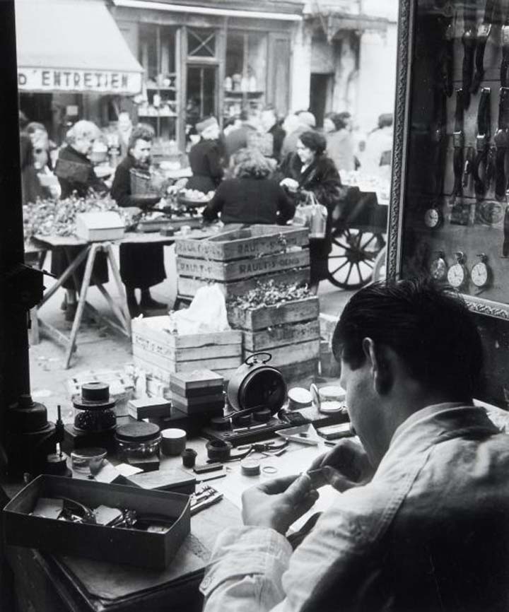 Petit horloger rue d'Aligre 1952