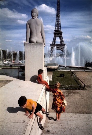 la Tour Eiffel en couleur vue par Willy Ronis