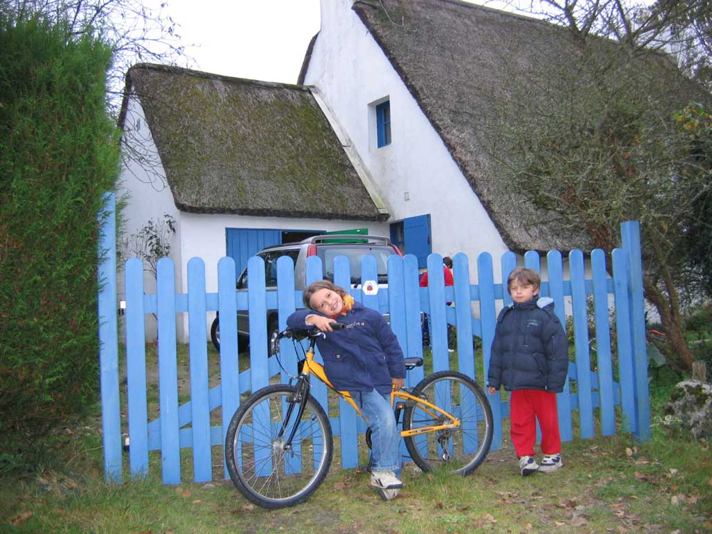 Lena et Lucas devant le portail