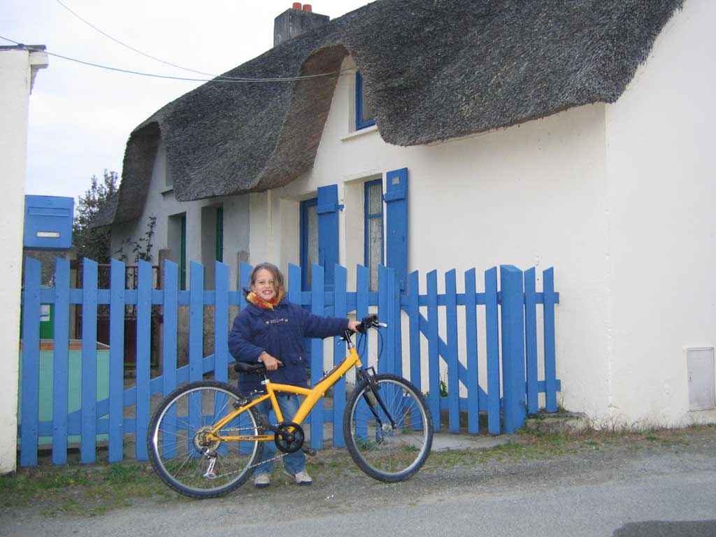 Lena devant un autre portail bleu