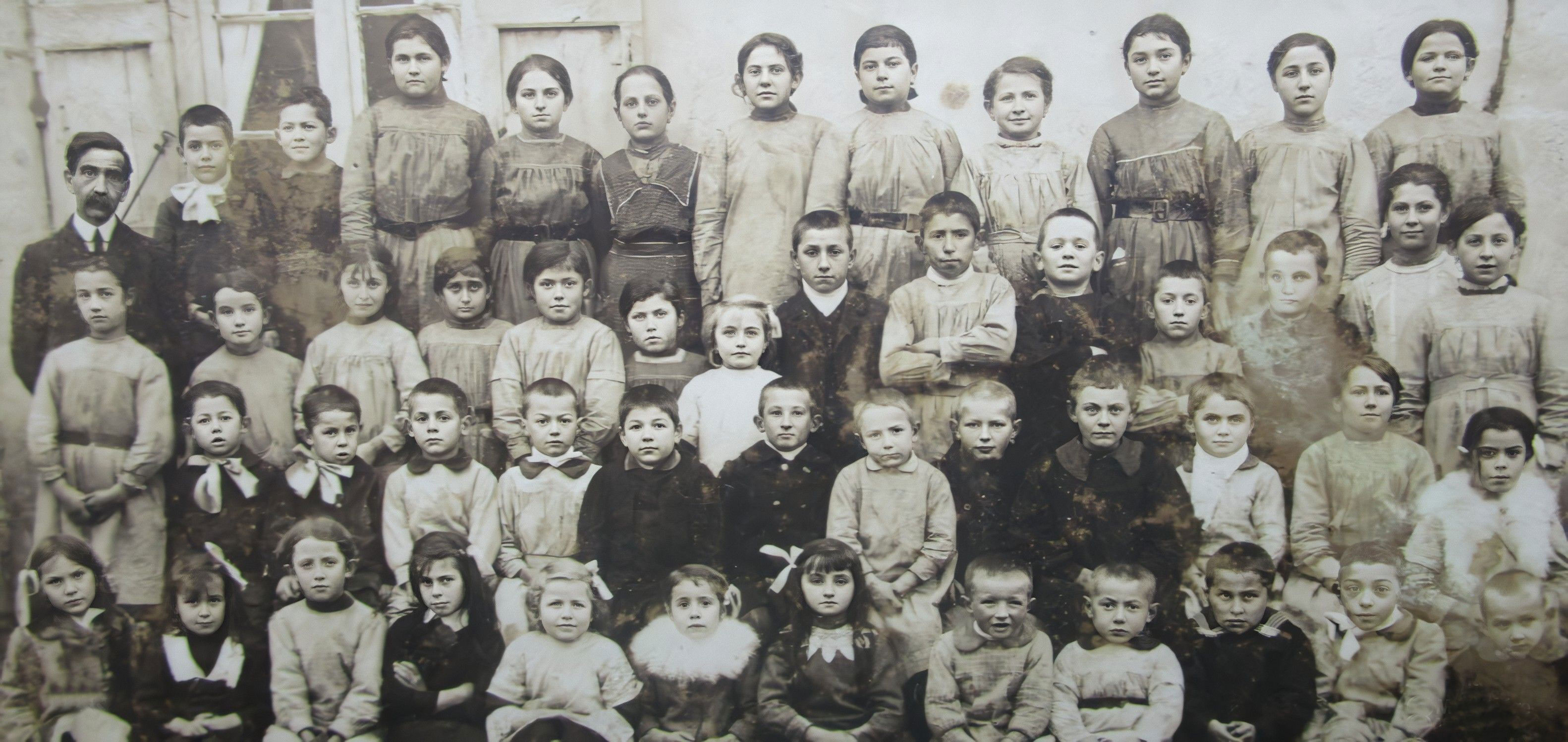 Classe unique de M. Pomateau à Montcet (Ain) en 1900