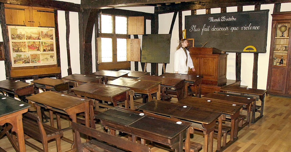 Salle de classe reconstituée au Musée national de l'éducation à Rouen