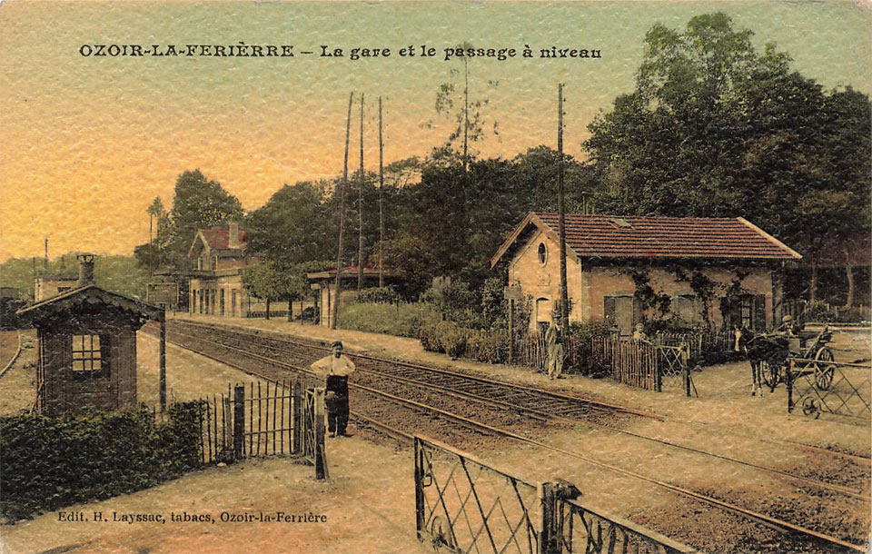 ancienne gare d'Ozoir-la-Ferri�re et le passage � niveau