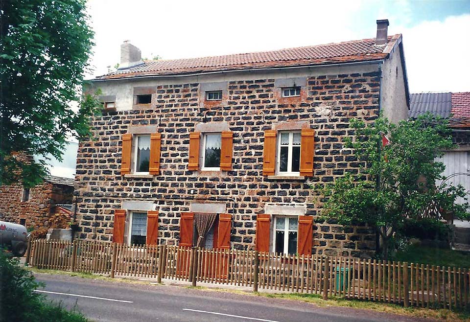 la maison de ma tante Edith Léa ROYER et de mon oncle Elie DOLMAZON à Mazet-Saint-Voy Foumourette en juin 2001
