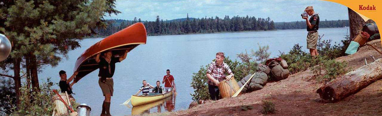 Boy scouts with canoe (Boy-scouts faisant du canoë, Camp de Massawepie, Saranac Lake, New York – 1960 - Colorama n°171 © KODAK/photo, Herbert ARCHER - DR