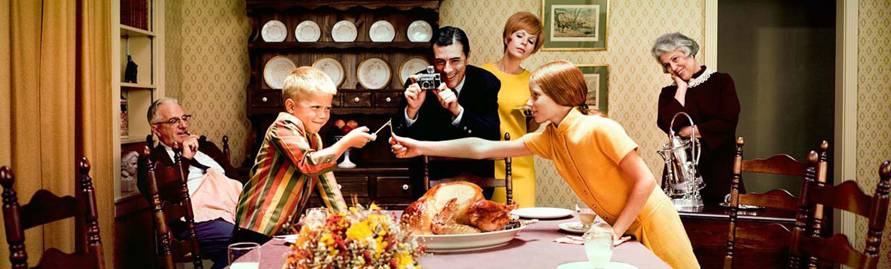 Thanksgiving dinner, chidren breaking wishbone (Repas de thanksgiving, enfants rompant le bréchet de la dinde) - 1968 - Lee Howick