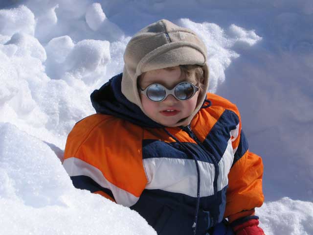 Lucas dans la neige à La Poya à Crest-Voland