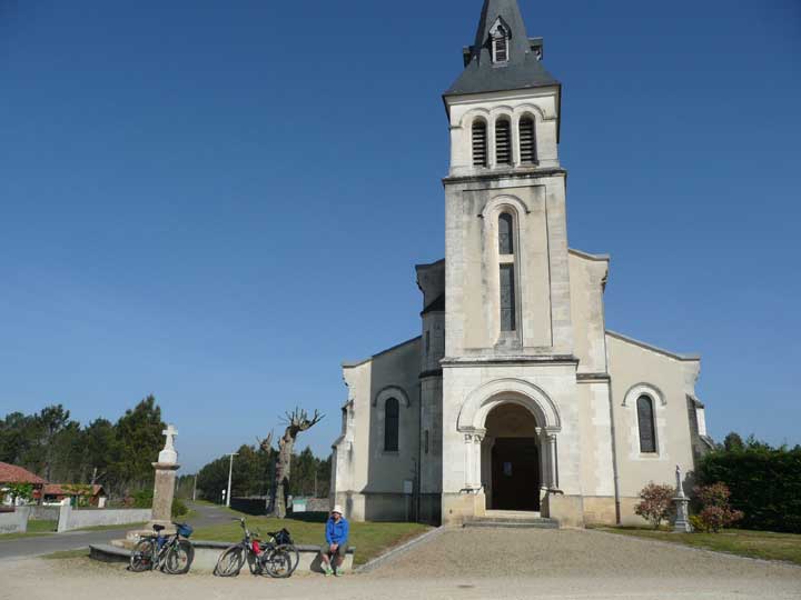 Fernande devant l'église de Luglon