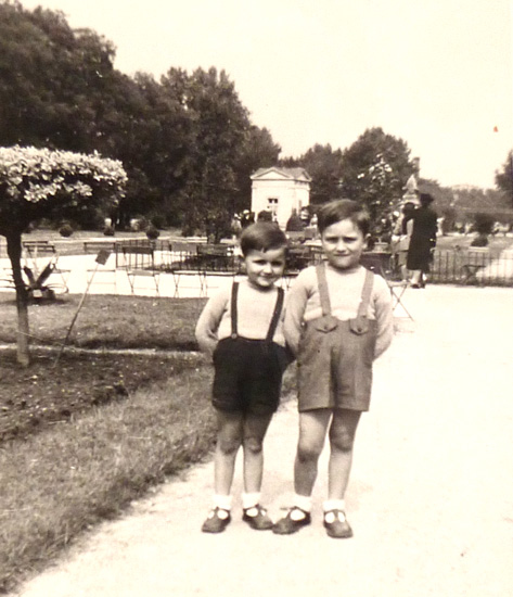 Michel 4 ans et René 5 ans au Jardin des Plantes le 26 mai 1946