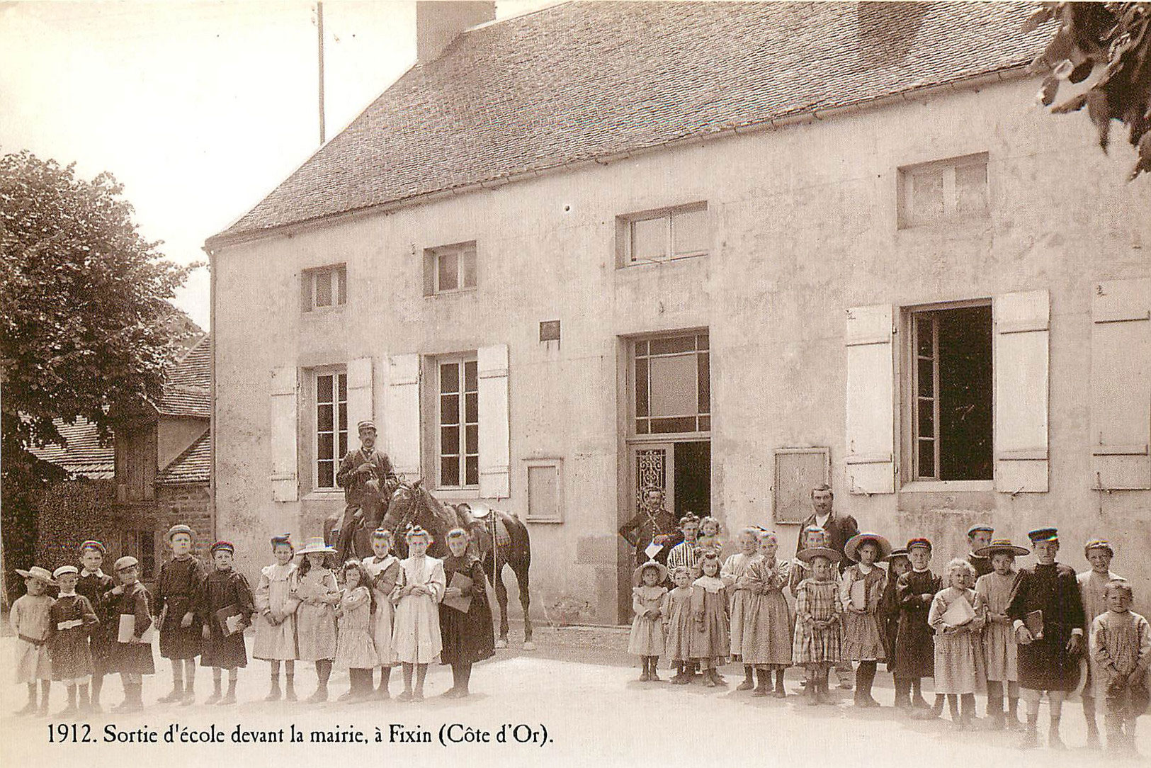 Sortie d'école à Fixin (Côte-d'Or) vers 1912 (Photo Roger-Viollet)